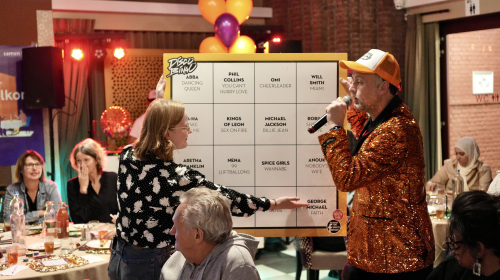 Muziekbingo tijdens het ontmoetingsdiner