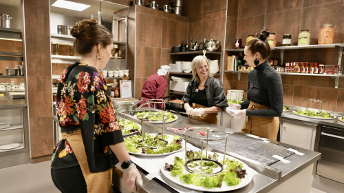 Drie vrijwilligers in de keuken aan het werk
