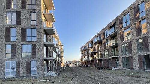 De twee woongebouwen in KIEM net opgeleverd en de straat is nog niet af