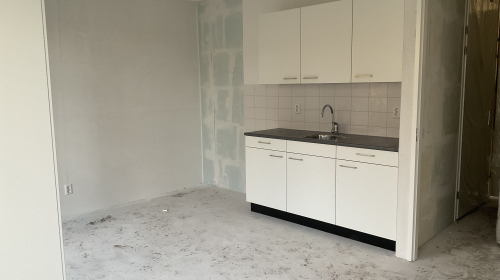 Keukenblok in een nog verder kale woning