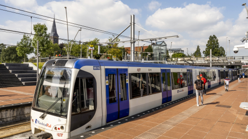 Metro in Pijnacker bij halte