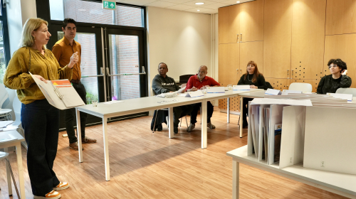 workshopleider Carin geeft een post en admin workshop 