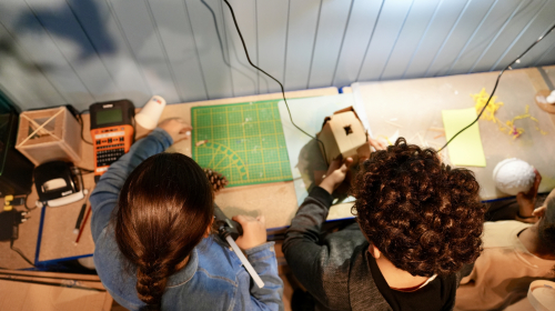 Twee kinderen aan het werk in het MuseumLab