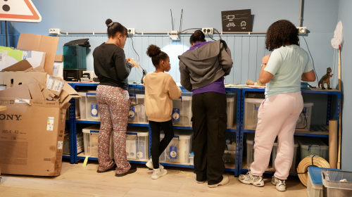 Kinderen die samen iets moois maken in het MuseumLab aan een werktafel