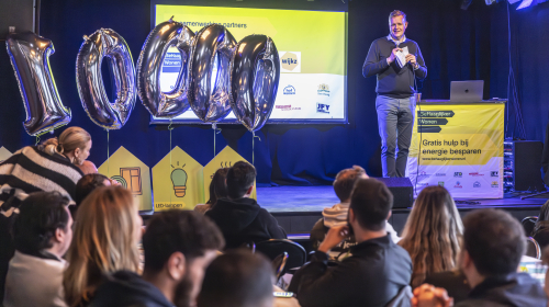 Projectleider Roderik van Geel bedankt alle energiefiksers voor hun inzet op het podium