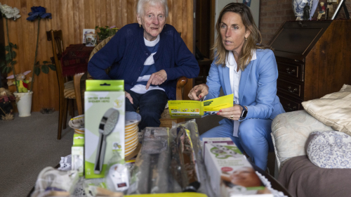 Marieke Stam bekijkt met een bewoner de energiebesparende middelen van BeHaaglijker Wonen