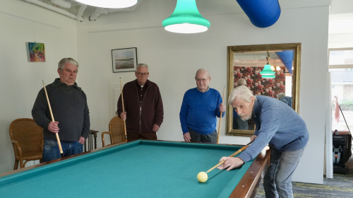 Drie mannen aan het poolen bij Verzilveren