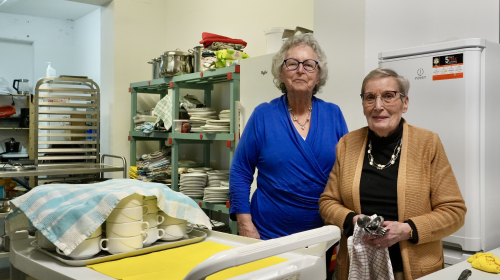 Nancy en een collega aan de slag in de keuken