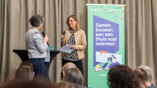 Astrid Feiter en Marieke Stam openen het congres en spreken het publiek toe