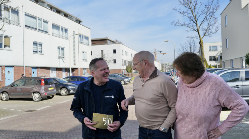 Bert, Wil en Rob met elkaar in gesprek in de wijk