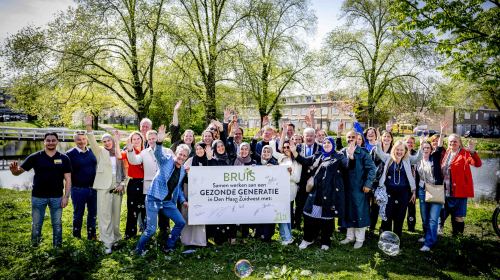 Groepsfoto tijdens de feestelijke start van project BRUIS samen met bewoners en samenwerkingspartners in Den Haag Zuidwest