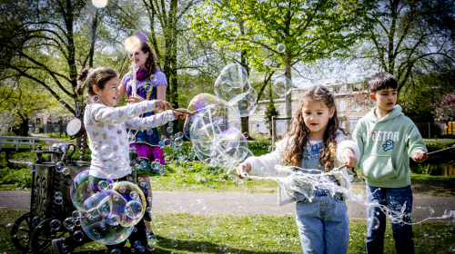 Buiten spelende kinderen met bellenblaas