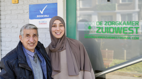 Leyla met een bezoeker van Zorgkamer ZuidWest