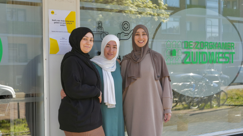 De drie oprichters van de Zorgkamer Zuidwest Leyla, Sevim en Zeynep voor het gebouw