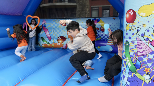Kinderen op een springkussen