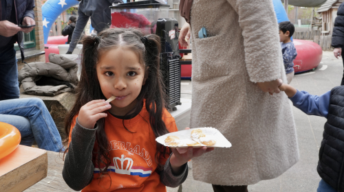 Meisje eet poffertjes