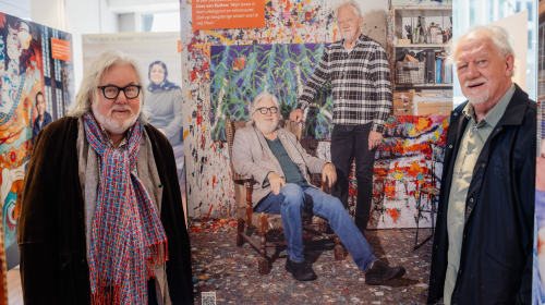 Bewoners bij hun portret