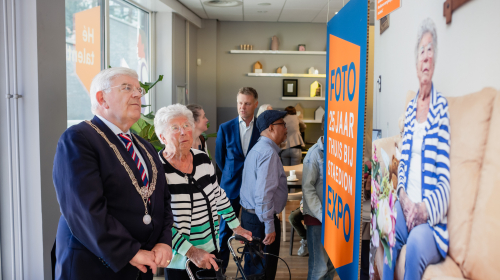 De 100-jarige mevrouw Grafhorst bekijkt samen met burgemeester Van Zanen haar portret 