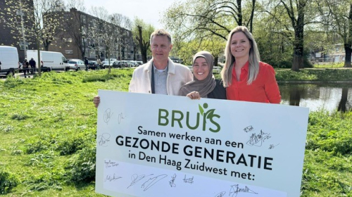 Gijsbert van Herk (bestuursvoorzitter Staedion), Zeynep Özdemir (wijkbewoonster) en Esther Fleers (directeur Heijmans) tijdens de feestelijke start van BRUIS