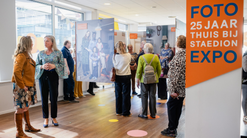 Bezoekers bekijken de foto-expositie