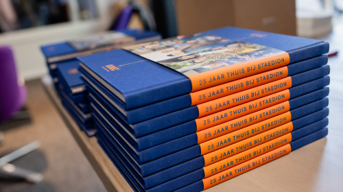 Een stapel jubileumboeken