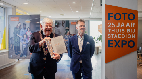 Burgemeester Van Zanen ontvangt jubilieumboek
