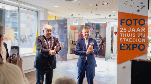 Burgemeester Van Zanen en Gijsbert van Herk openen de expositie met confetti