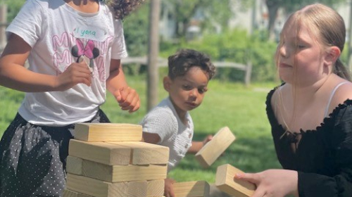 Kinderen spelen reuzen jenga
