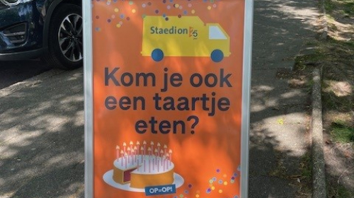 Stoepbord met Kom je ook een taartje eten?