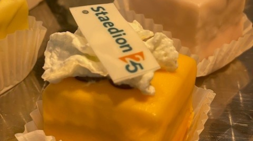 Taartje met Staedion-logo