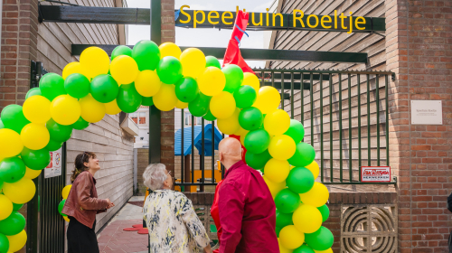 Speeltuin Roeltje onthult, twee dames en een meneer kijken naar het bord