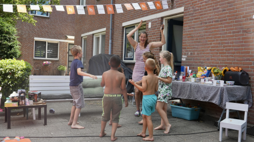Dansende kinderen tijdens het buurtfeest
