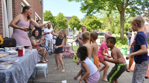 Kinderen tijdens het buurtfeest aan het dansen