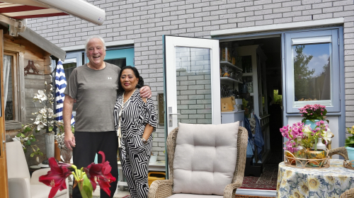 Meneer en mevrouw staan in de tuin te poseren