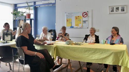 Een groep vrouwen aan tafel zittend