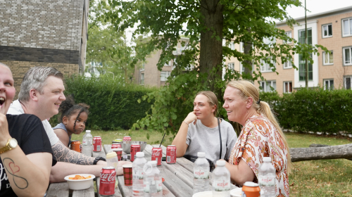 Bewoners Coevordenstraat zitten met elkaar te kletsen aan picknicktafel