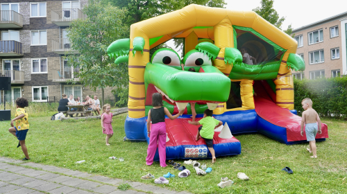 Kinderen spelen op springkussen in de Coevordenstraat
