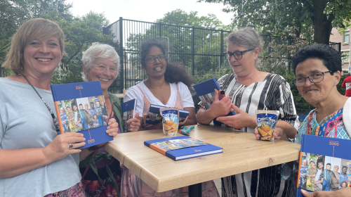 Bewoners Oude Centrum praten bij bij de traktatiebus
