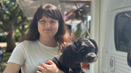 Bewoner en hond poseren voor de traktatiebus