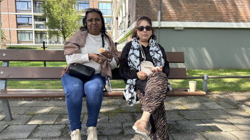 Yoga vriendinnen zitten op een bankje in Mariahoeve