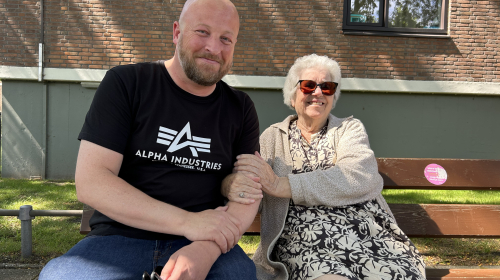 Mevrouw Van de Vooren en haar buurman Niek wonen bij elkaar in het portiek en maken een praatje