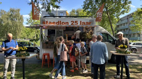 Bewoners van Mariahoeve in de rij voor de Traktatiebus