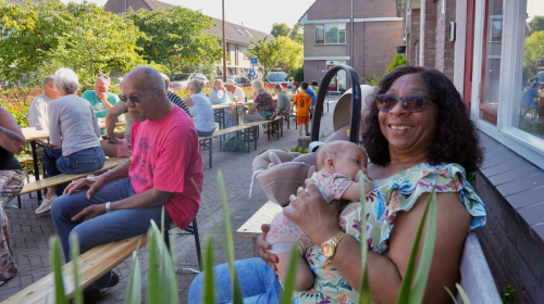 bewoonster Steve Bikostraat met pasgeboren baby op de arm