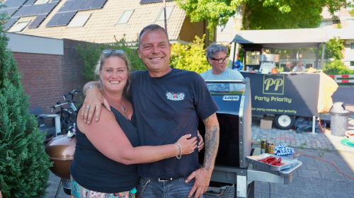 man en vrouw genieten van het buurtfeestje