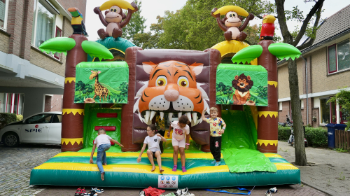 Springkussen met spelende kinderen erop