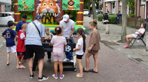 Een groep vaders met kinderen zijn een spelletje aan het doen