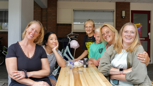 Een groepsfoto met vier vrouwen en twee kinderen
