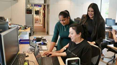 De dames van Carriere Boost achter een computer