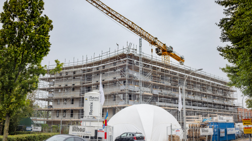 Hart van Nootdorp. Gebouw met hijskranen. 