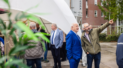 Twee mannen kijken en wijzen naar iets